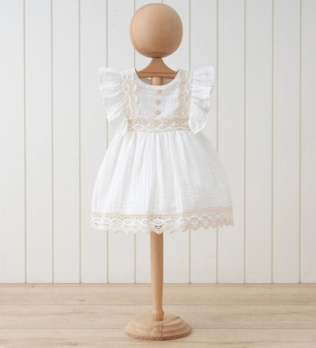 Бебешка муселинова рокля с къс ръкав и дантелени елементи - шампан