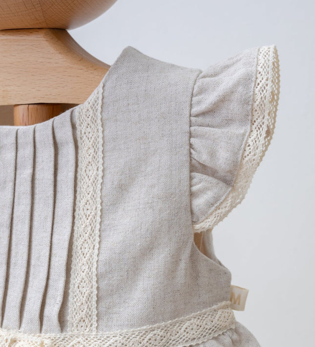 Бебешка ленена рокля с къс ръкав, дантела и плисета - кафяв