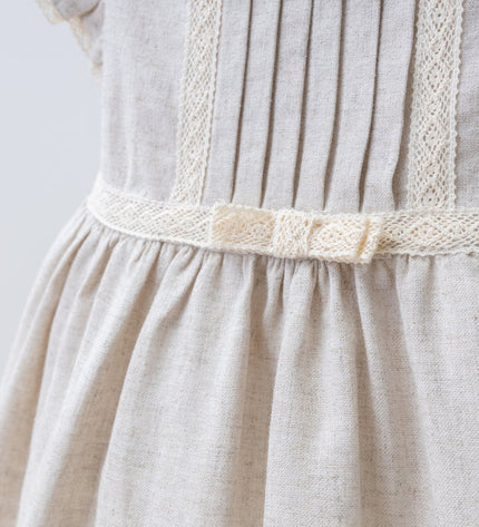 Бебешка ленена рокля с къс ръкав, дантела и плисета - кафяв