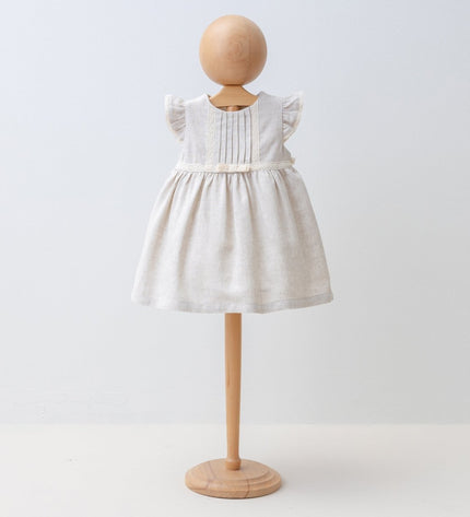 Бебешка ленена рокля с къс ръкав, дантела и плисета - кафяв