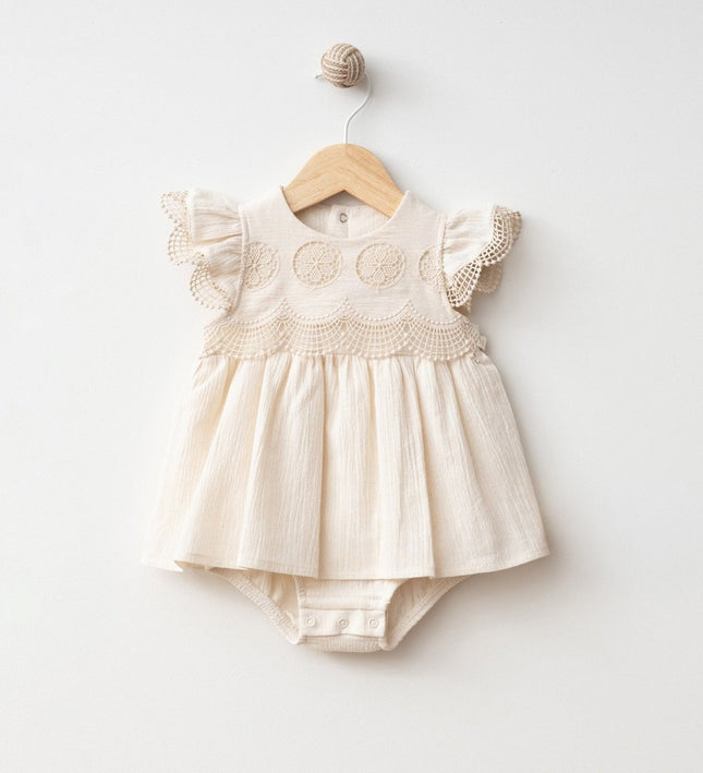 Бебешко боди тип рокля с бродерия и ефектни ръкави - бежов