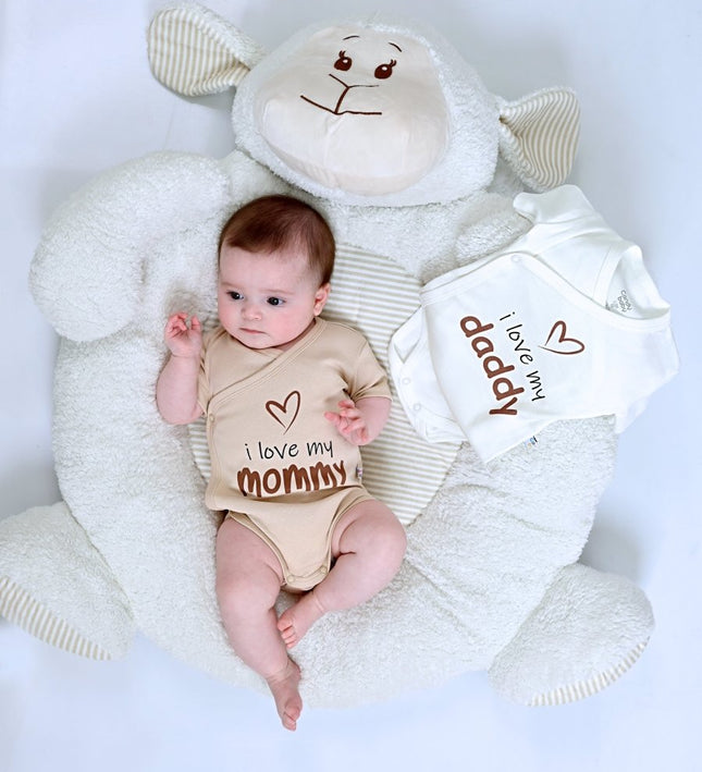 Бебешко боди комплект с къс ръкав - прегърни ме - „Обичам Мама и Тате“