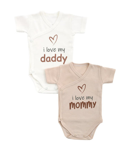 Бебешко боди комплект с къс ръкав - прегърни ме - „Обичам Мама и Тате“
