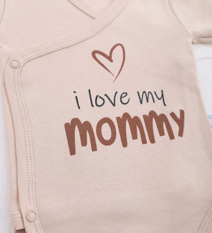 Бебешко боди комплект с къс ръкав - прегърни ме - „Обичам Мама и Тате“