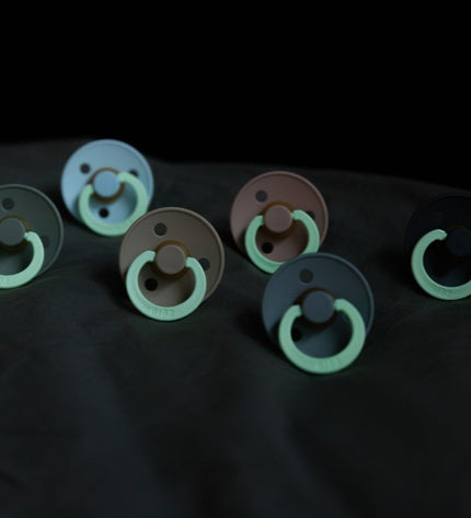 2 бр. Биберони BIBS COLOUR Vanilla GLOW/Dark Oak GLOW 0-6 месеца