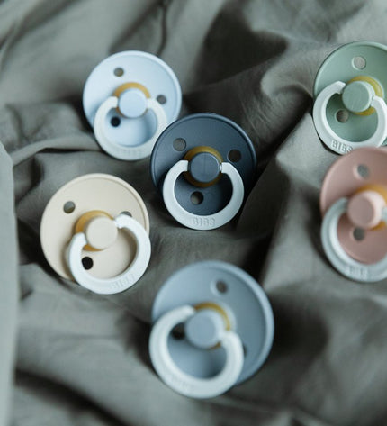 2 бр. Биберони BIBS COLOUR Vanilla GLOW/Dark Oak GLOW 0-6 месеца